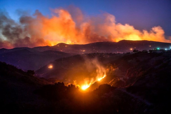 Toàn cảnh vụ cháy rừng thảm khốc nhất lịch sử California: Rất nhiều gia đình đã mất đi tổ ấm - Ảnh 14.