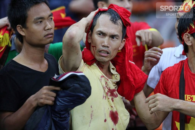 Đêm kinh hoàng, không thể nào quên của CĐV Việt Nam trên đất Malaysia tại AFF Cup 2014 - Ảnh 1. Đêm kinh hoàng, không thể nào quên của CĐV Việt Nam trên đất Malaysia tại AFF Cup 2014 - Ảnh 1.