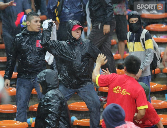 Đêm kinh hoàng, không thể nào quên của CĐV Việt Nam trên đất Malaysia tại AFF Cup 2014 - Ảnh 2.