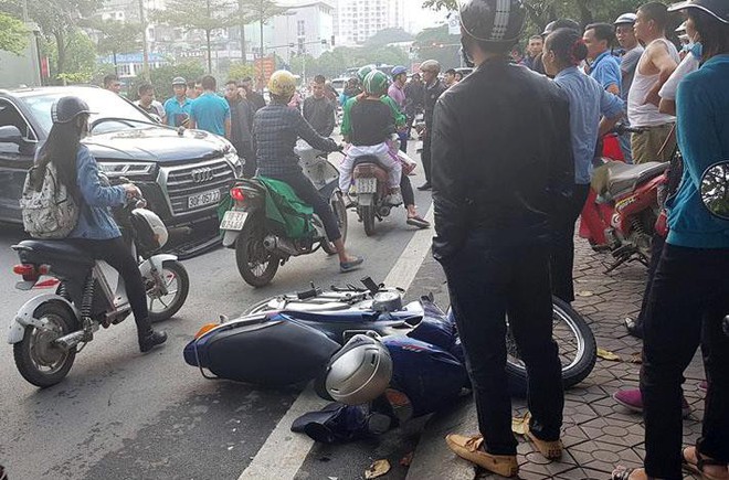 Vụ xe sang lùi vùn vụt trên phố Hà Nội: Sau khi đâm trúng xe máy, ô tô lùi mất kiểm soát rồi gây tai nạn liên hoàn - Ảnh 3.