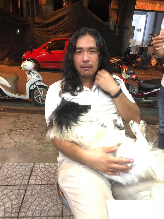 Du kh&aacute;ch nước ngo&agrave;i kh&oacute;c l&oacute;c, nhịn ăn 2 ng&agrave;y t&igrave;m ch&uacute; ch&oacute; cưng bị thất lạc ở Huế - Ảnh 1.