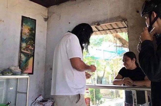 Du kh&aacute;ch nước ngo&agrave;i kh&oacute;c l&oacute;c, nhịn ăn 2 ng&agrave;y t&igrave;m ch&uacute; ch&oacute; cưng bị thất lạc ở Huế - Ảnh 2.