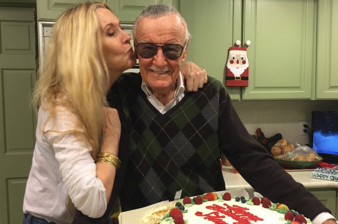 Những năm tháng cuối đời của Stan Lee: Bị vu cáo quấy rối tình dục và chính con gái ruột bòn rút tài sản - Ảnh 3.