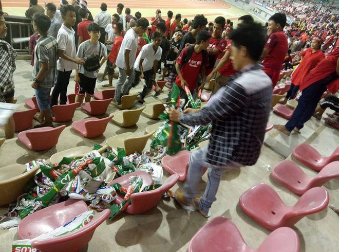 Bạn b&egrave; quốc tế sửng sốt trước h&agrave;nh động đẹp của CĐV Myanmar ở AFF Cup 2018 - Ảnh 1.