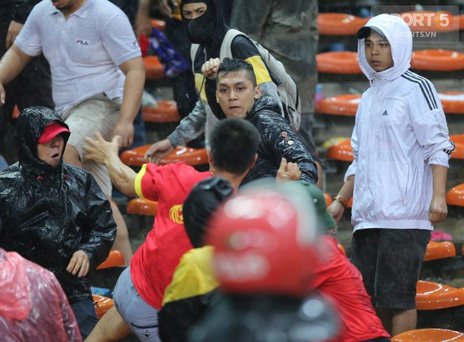Đêm kinh hoàng, không thể nào quên của CĐV Việt Nam trên đất Malaysia tại AFF Cup 2014 - Ảnh 3. Đêm kinh hoàng, không thể nào quên của CĐV Việt Nam trên đất Malaysia tại AFF Cup 2014 - Ảnh 3.