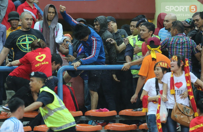 Đêm kinh hoàng, không thể nào quên của CĐV Việt Nam trên đất Malaysia tại AFF Cup 2014 - Ảnh 5. Đêm kinh hoàng, không thể nào quên của CĐV Việt Nam trên đất Malaysia tại AFF Cup 2014 - Ảnh 5.