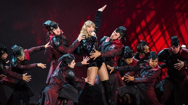 Taylor Swift gây tranh cãi khi vô tư ném giấy xì mũi vào khán giả đứng xem bên dưới - Ảnh 6.