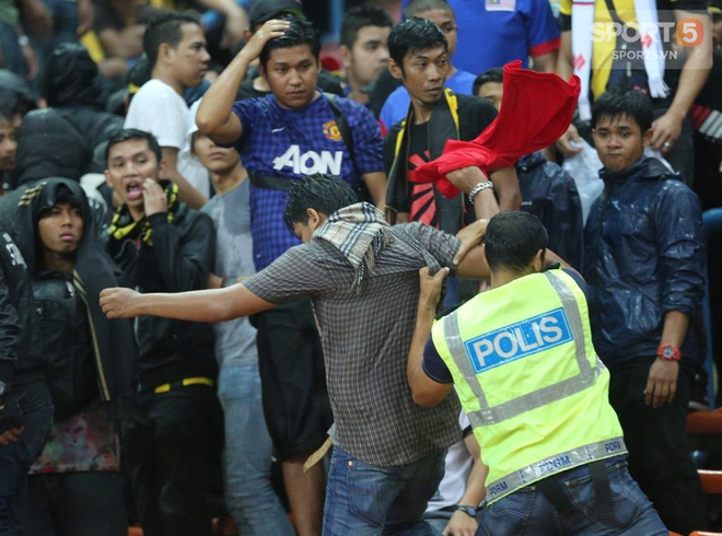 Đêm kinh hoàng, không thể nào quên của CĐV Việt Nam trên đất Malaysia tại AFF Cup 2014 - Ảnh 7.