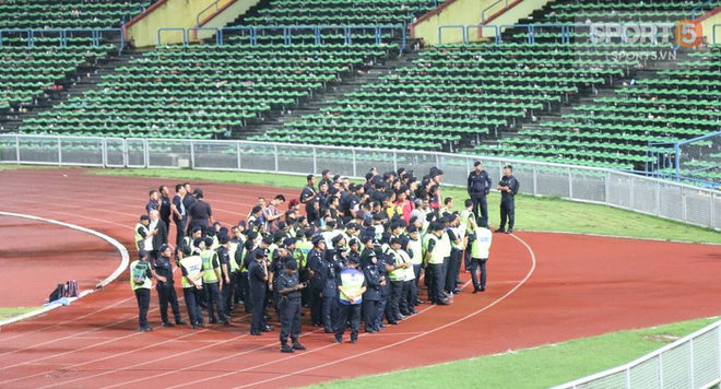 Đêm kinh hoàng, không thể nào quên của CĐV Việt Nam trên đất Malaysia tại AFF Cup 2014 - Ảnh 9. Đêm kinh hoàng, không thể nào quên của CĐV Việt Nam trên đất Malaysia tại AFF Cup 2014 - Ảnh 9.
