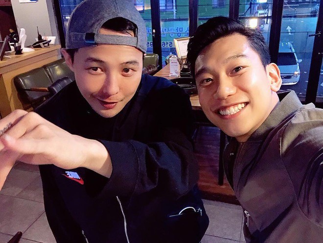 G-Dragon ph&aacute;t ph&igrave;, gương mặt b&eacute;o tr&ograve;n, đường n&eacute;t thay đổi kh&oacute; nhận ra - Ảnh 2.