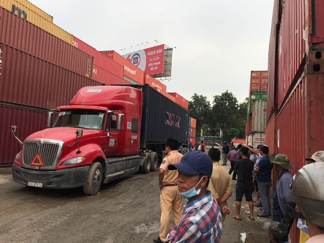Người đ&agrave;n &ocirc;ng chết thảm sau c&uacute; l&ugrave;i xe container trong cảng ICD Sotrans ở S&agrave;i G&ograve;n - Ảnh 1.