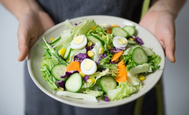 Dân văn phòng ngồi máy tính nhiều nên làn da bị khô xỉn thì hãy áp dụng Eat Clean ngay để khắc phục - Ảnh 6.