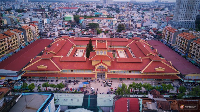 Cảnh buôn bán sầm uất trở lại của chợ Lớn gần 100 tuổi ở Sài Gòn sau 2 năm tạm ngưng sửa chữa - Ảnh 2.