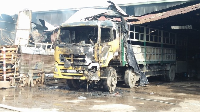 Cháy lớn dữ dội tại kho hàng, tài xế lái xe tải chạy ra ngoài thoát thân ở Sài Gòn - Ảnh 2.