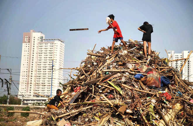 Thanh thiếu niên Indonesia rộ trào lưu quái dị: Hãm băng vệ sinh đã qua sử dụng với nước sôi rồi uống cho phê - Ảnh 1.