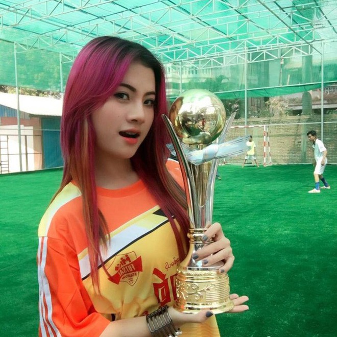 D&acirc;n mạng truy l&ugrave;ng nữ CĐV Myanmar xinh đẹp, n&oacute;ng bỏng ngồi ph&ograve;ng VIP xem AFF Cup - Ảnh 4.