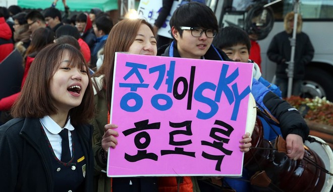 600.000 học sinh Hàn Quốc thi Đại học: Cả đất nước nín thở, học sinh lớp 11 quỳ ngoài cổng trường chúc anh chị thi tốt - Ảnh 4.