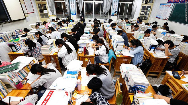 Gaokao - kỳ thi ĐH khốc liệt nhất thế giới ở Trung Quốc: Gian lận phạt tù 7 năm, nữ sinh phải uống thuốc hoãn kinh nguyệt để dự thi - Ảnh 1.