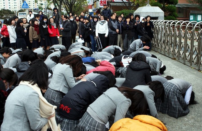600.000 học sinh Hàn Quốc thi Đại học: Cả đất nước nín thở, học sinh lớp 11 quỳ ngoài cổng trường chúc anh chị thi tốt - Ảnh 5.