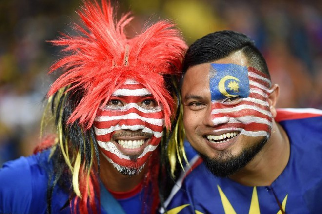 CĐV Malaysia hút thử thuốc lào Việt Nam trước trận đấu AFF CUP 2018 - Ảnh 2.