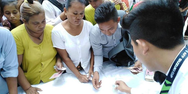 CĐV Myanmar chen ch&uacute;c xếp h&agrave;ng d&agrave;i mua v&eacute; xem trận gặp Việt Nam ng&agrave;y 20/11 - Ảnh 9.