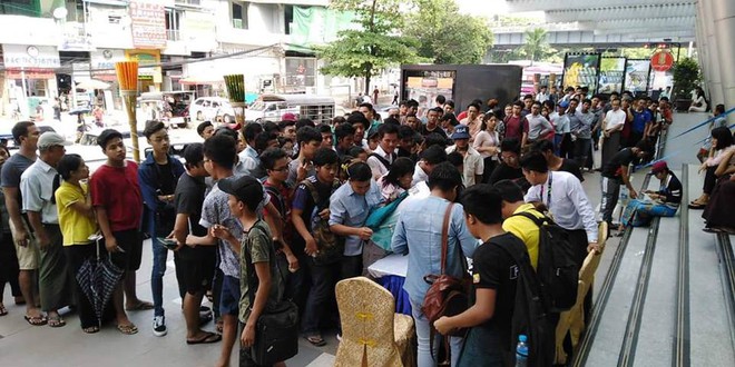 CĐV Myanmar chen ch&uacute;c xếp h&agrave;ng d&agrave;i mua v&eacute; xem trận gặp Việt Nam ng&agrave;y 20/11 - Ảnh 6.