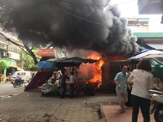 Hà Nội: Quán bún phở trước cửa chợ bốc cháy dữ dội, nhiều người hoảng loạn bỏ chạy - Ảnh 1.