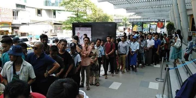 CĐV Myanmar chen ch&uacute;c xếp h&agrave;ng d&agrave;i mua v&eacute; xem trận gặp Việt Nam ng&agrave;y 20/11 - Ảnh 3.