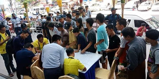 CĐV Myanmar chen ch&uacute;c xếp h&agrave;ng d&agrave;i mua v&eacute; xem trận gặp Việt Nam ng&agrave;y 20/11 - Ảnh 4.