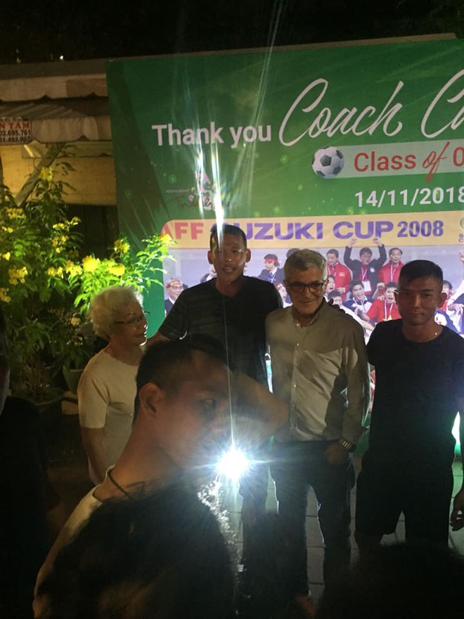 Đội tuyển Việt Nam 2008 hội ngộ, tặng bánh HLV Calisto trước AFF CUP - Ảnh 8.