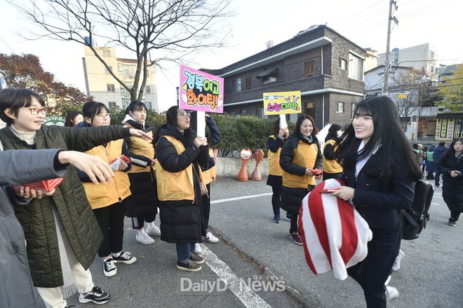Các em khoá dưới cổ vũ anh chị lớp 12 thi ĐH ở Hàn Quốc: Hết quỳ lạy, ca hát đến giơ băng rôn, khẩu hiệu như fan cuồng đón idol - Ảnh 14.