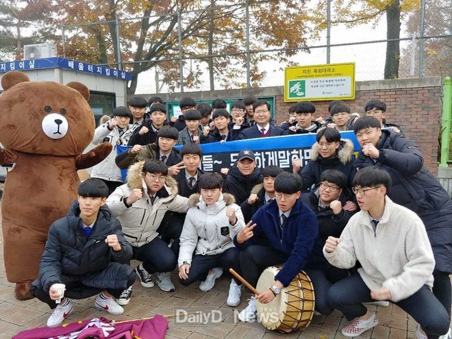 Các em khoá dưới cổ vũ anh chị lớp 12 thi ĐH ở Hàn Quốc: Cởi trần, quỳ lạy, hú hét như fan cuồng đón idol - Ảnh 19.