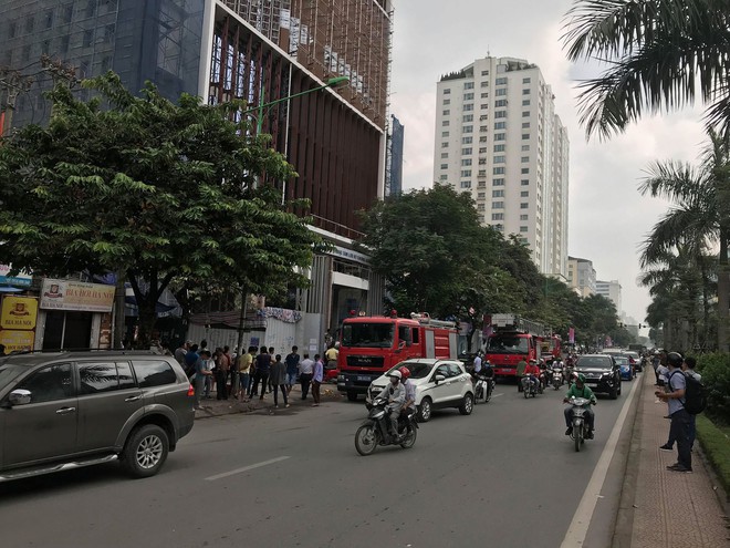 Hà Nội: Cháy lớn tại tòa chung cư đang xây trên đường Hoàng Quốc Việt, cột khói ngùn ngụt khiến nhiều người hoảng sợ - Ảnh 5.