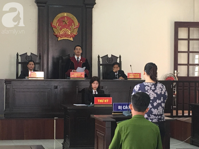 Bố của b&eacute; g&aacute;i 5 tuổi bị bảo mẫu t&aacute;t li&ecirc;n tiếp v&agrave;o mặt, dọa lấy k&eacute;o cắt lưỡi: C&ocirc; ấy cũng đ&aacute;ng thương - Ảnh 3.