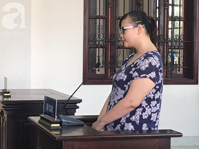 Bố của b&eacute; g&aacute;i 5 tuổi bị bảo mẫu t&aacute;t li&ecirc;n tiếp v&agrave;o mặt, dọa lấy k&eacute;o cắt lưỡi: C&ocirc; ấy cũng đ&aacute;ng thương - Ảnh 4.