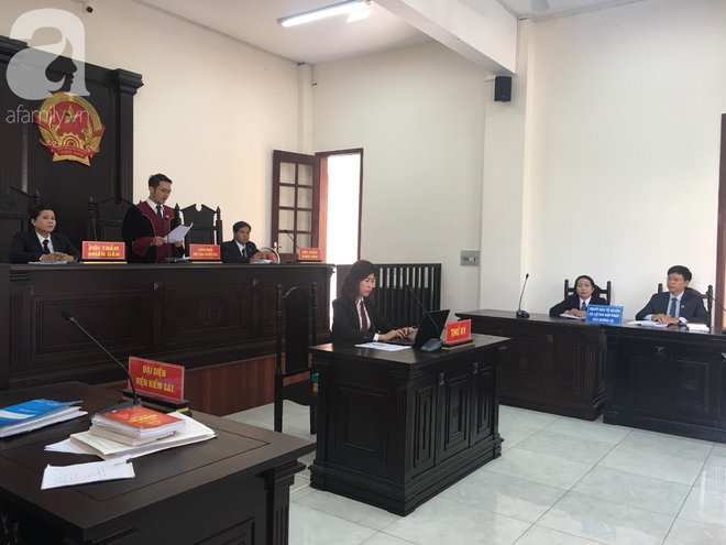 Bố của b&eacute; g&aacute;i 5 tuổi bị bảo mẫu t&aacute;t li&ecirc;n tiếp v&agrave;o mặt, dọa lấy k&eacute;o cắt lưỡi: C&ocirc; ấy cũng đ&aacute;ng thương - Ảnh 5.