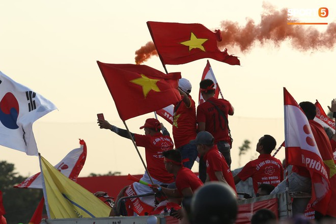 Mỹ Đình: Fan đốt pháo sáng bên ngoài sân trước trận Việt Nam Malaysia- Ảnh 3.