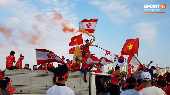 Mỹ Đình: Fan đốt pháo sáng bên ngoài sân trước trận Việt Nam Malaysia  - Ảnh 4.