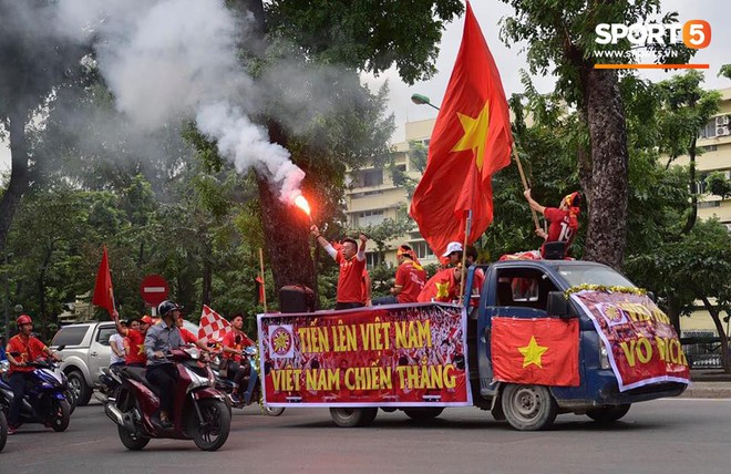 Mỹ Đình: Fan đốt pháo sáng bên ngoài sân trước trận Việt Nam Malaysia - Ảnh 2.