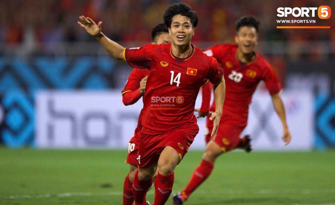 Việt Nam 2-0 Malaysia: Công Phượng, Anh Đức khiến biển đỏ Mỹ Đình vỡ òa cảm xúc - Ảnh 2.