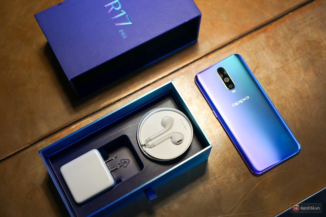 Mở hộp điện thoại Oppo R17 Pro xanh xanh hồng hồng chị em nhìn vào thích mê - Ảnh 3.