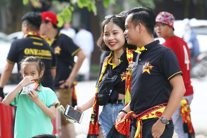 SVĐ Mỹ Đình: Những cô nàng xinh đẹp trận Việt Nam Malaysia hôm nay - Ảnh 12.