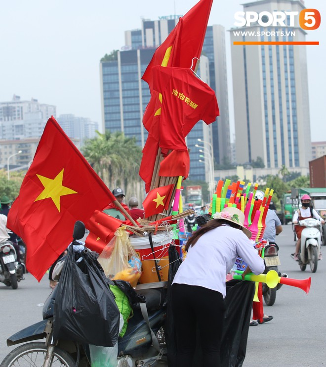 SVĐ Mỹ Đình: Những cô nàng xinh đẹp trận Việt Nam Malaysia hôm nay - Ảnh 6.