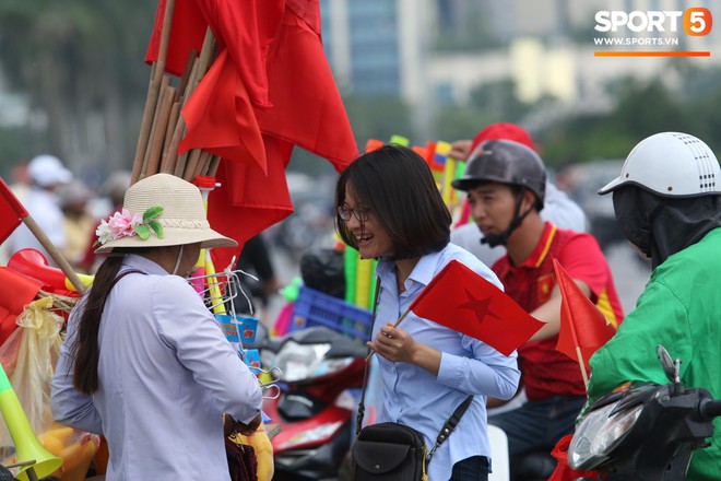 SVĐ Mỹ Đình: Những cô nàng xinh đẹp trận Việt Nam Malaysia hôm nay - Ảnh 7.