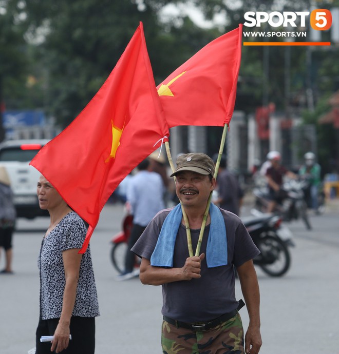 SVĐ Mỹ Đình: Những cô nàng xinh đẹp trận Việt Nam Malaysia hôm nay- Ảnh 14.