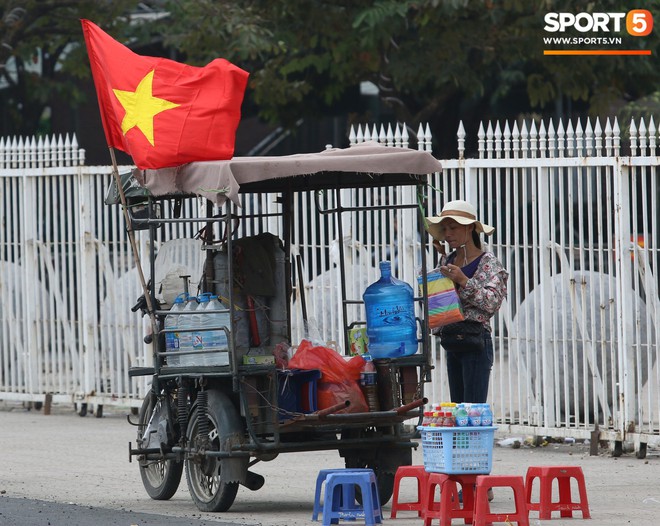 SVĐ Mỹ Đình: Những cô nàng xinh đẹp trận Việt Nam Malaysia hôm nay - Ảnh 13.