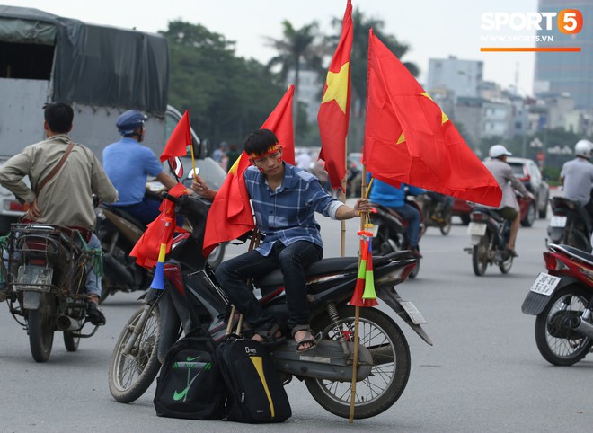 SVĐ Mỹ Đình: Những cô nàng xinh đẹp trận Việt Nam Malaysia hôm nay - Ảnh 8.