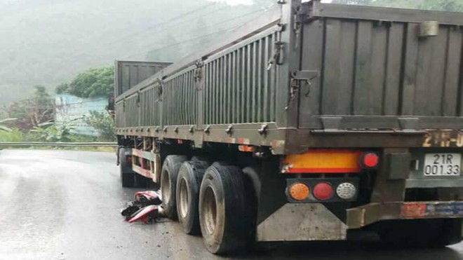 Lào Cai: Container mất phanh cuốn theo 4 xe máy trôi xuống dốc, 1 người chết, 3 người nguy kịch - Ảnh 1.