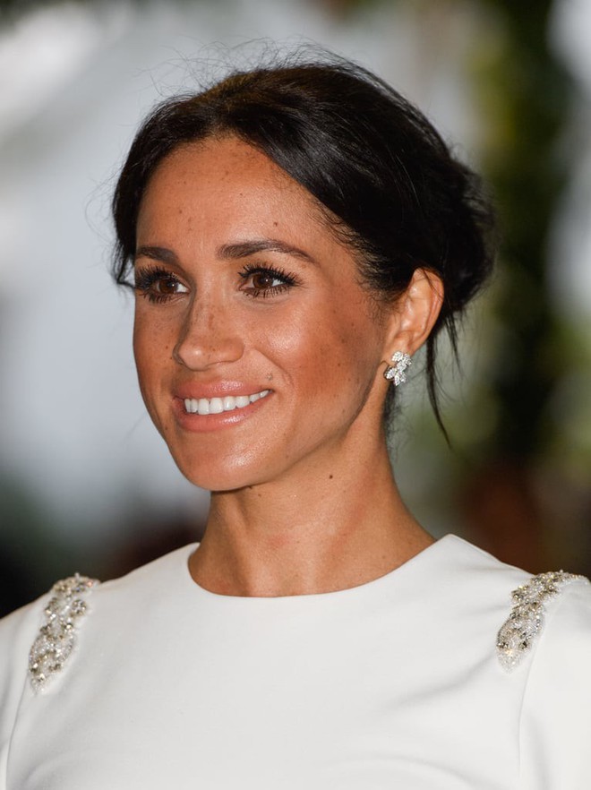 Tinh ý lắm mới nhận ra Meghan Markle dùng mẹo này để giấu đi gương mặt mệt mỏi khi bầu bí - Ảnh 2. Tinh ý lắm mới nhận ra Meghan Markle dùng mẹo này để giấu đi gương mặt mệt mỏi khi bầu bí - Ảnh 2.