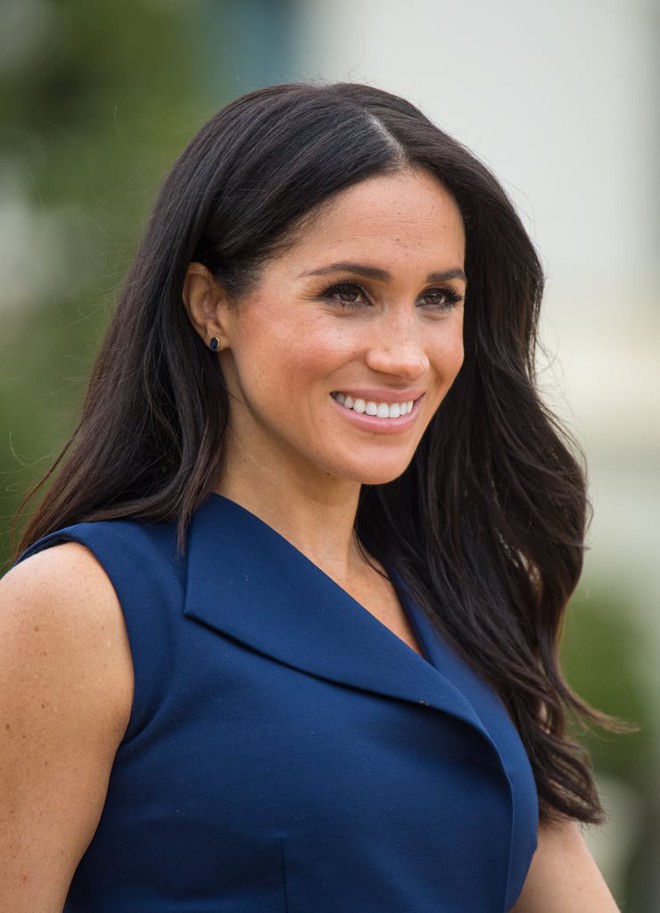 Tinh ý lắm mới nhận ra Meghan Markle dùng mẹo này để giấu đi gương mặt mệt mỏi khi bầu bí - Ảnh 3. Tinh ý lắm mới nhận ra Meghan Markle dùng mẹo này để giấu đi gương mặt mệt mỏi khi bầu bí - Ảnh 3.